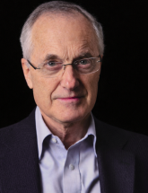 Sir Andrew Cahn KCMG内.png